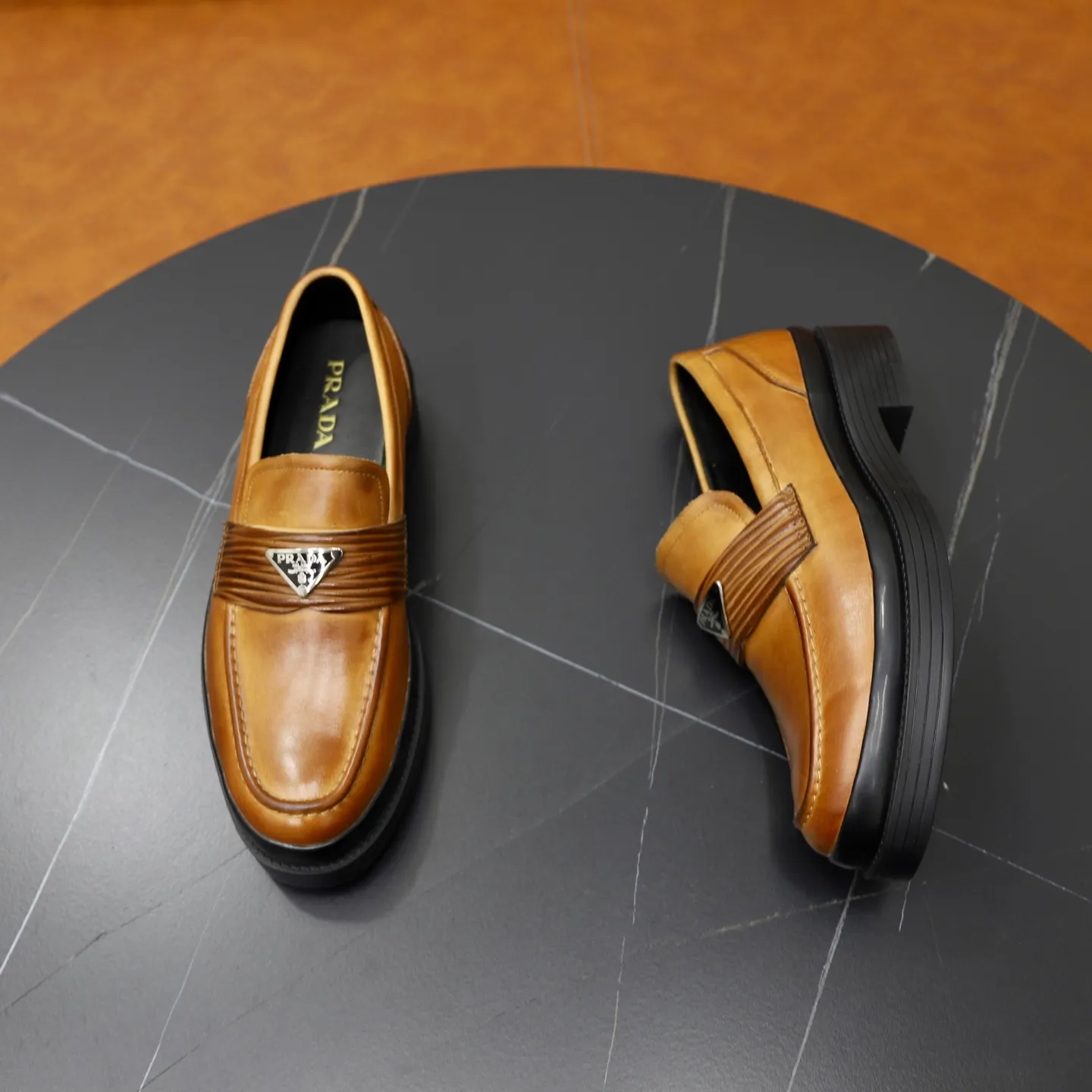 Men's shoes: 540💰🙅‍♂️🙅‍♂️🙅‍♂️ Brand: PRADA Standard code: Men's code 38-44 (45 can be customized) Grade: Same style as the official website Original order quality Material: Original cowhide surface Comfortable sheepskin lining Original outsole Style category: Men's fashionable casual leather shoes Distinguished big-name luxury elements Top luxury Color: actual picture color